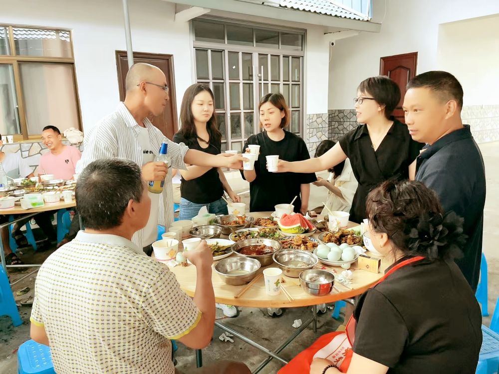 端午佳節(jié)即將來臨之際 四川博水環(huán)保 主管團隊 攜節(jié)日禮品 ，向駐扎眉山工業(yè)園區(qū)污水處理廠項目駐地員工，送上深切的慰問和關懷
